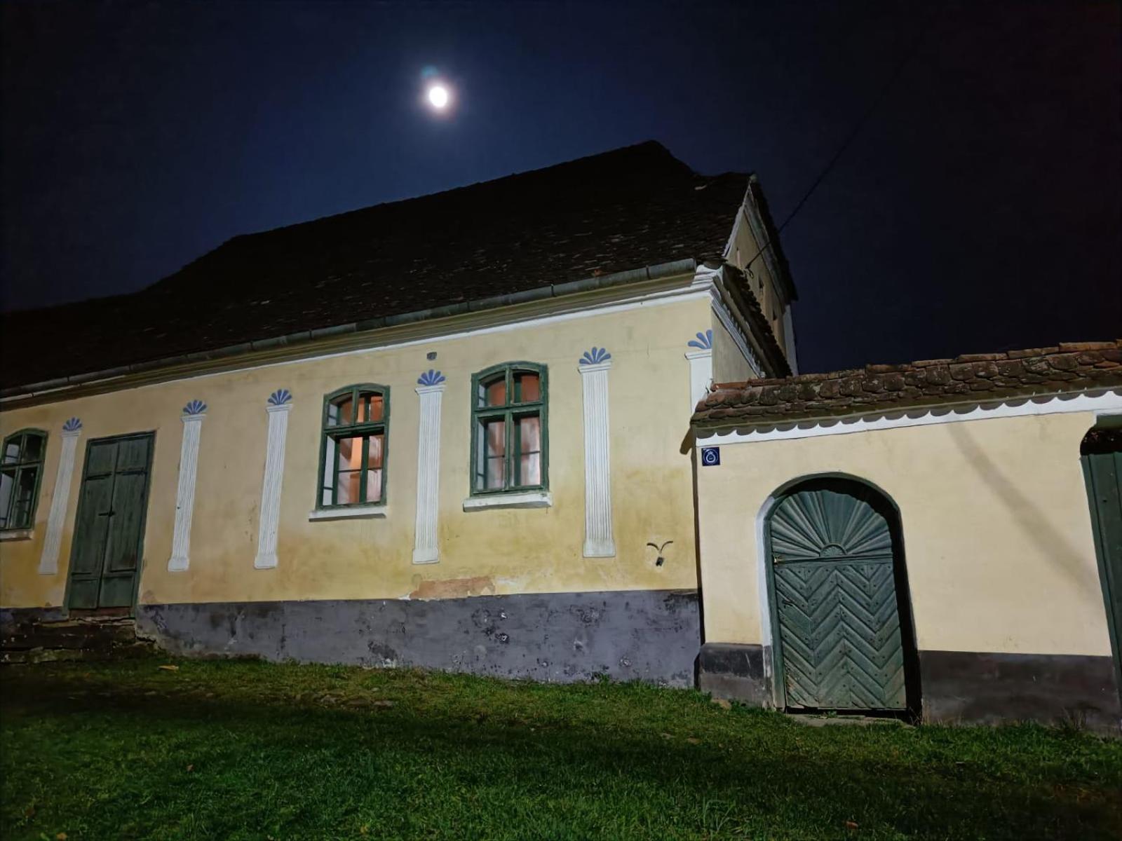House By The Church - Entire House Crit Εξωτερικό φωτογραφία